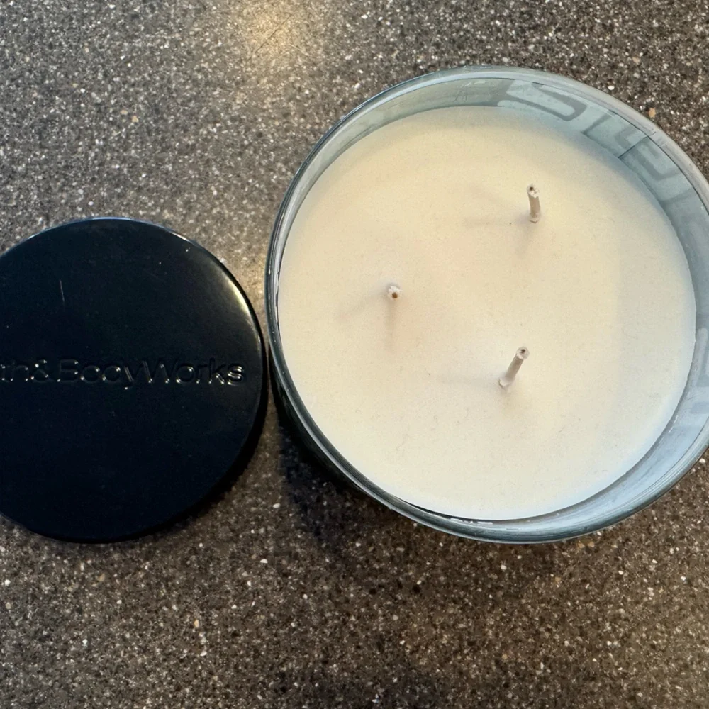 NWOT Bath & Body Works 3-Wick Candle - STRONG Eucalyptus Mint - Picture 4 of 4